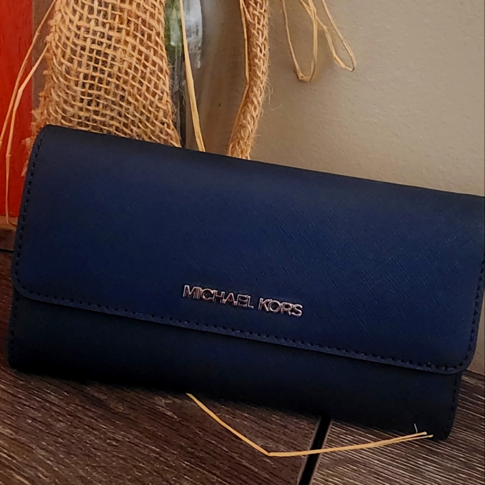 Michael Kors wallet ☀️ EUC